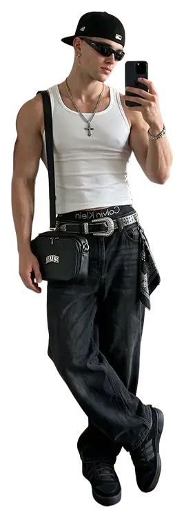 Hombre con el Carriel Mini cruzado, camiseta blanca y gorra negra