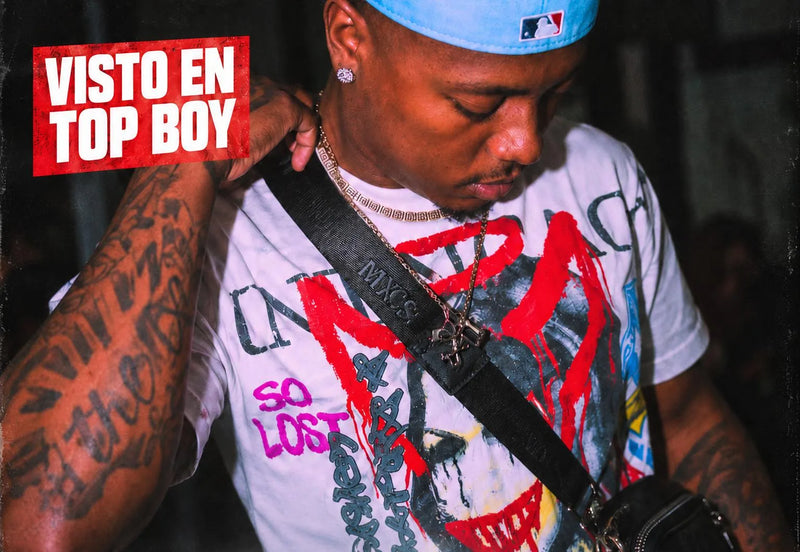 Topboy con el Carriel Mini cruzado al pecho
